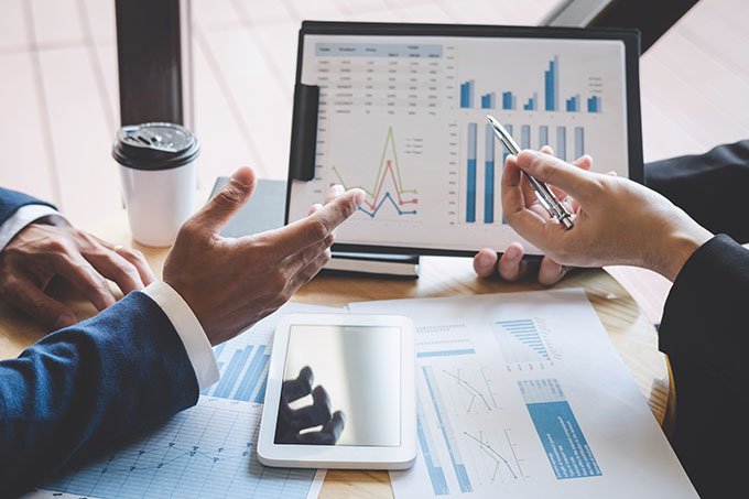 من يستخدم التداول الالي؟ صورة توضيحية