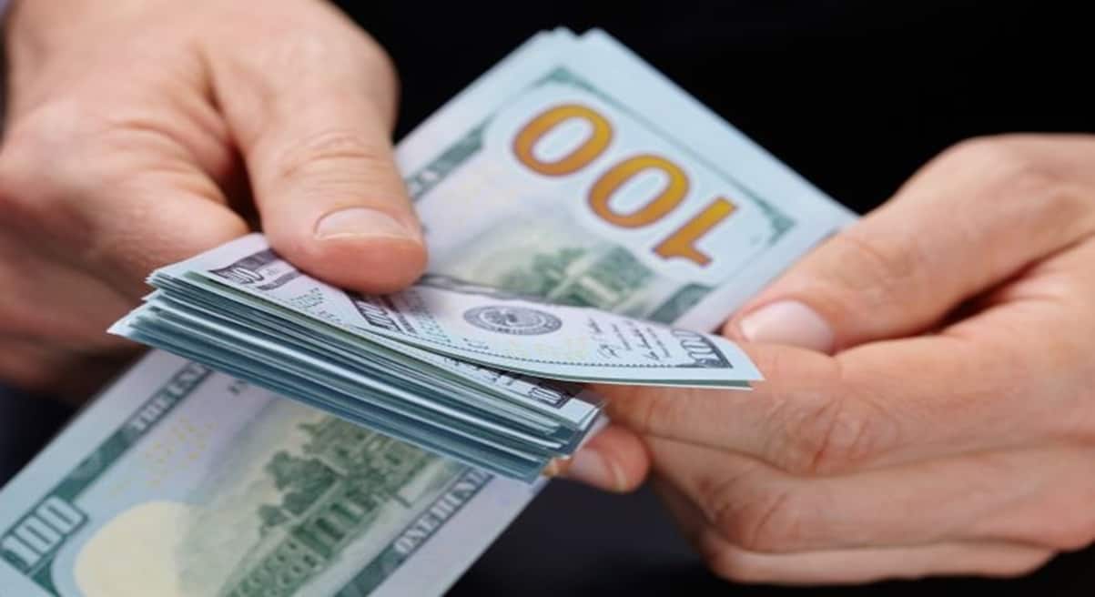 انخفاض سعر الدولار بالبنوك: الأهلي 49.35 ومصر 49.1 والسوداء 49.60